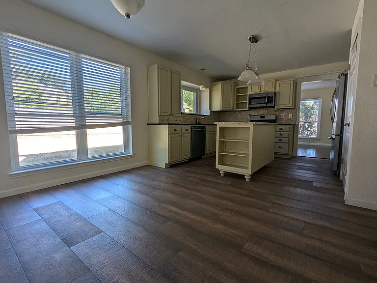 2221 Bershire Dr — Photo 11