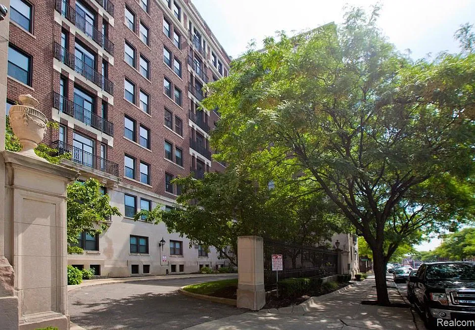 2900 E Jefferson Ave #D302