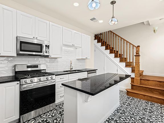 4th image of 410 E Main St