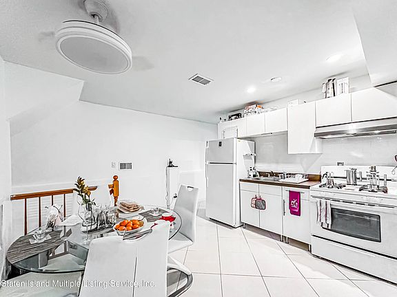 4th image of 110 Hawley Ave