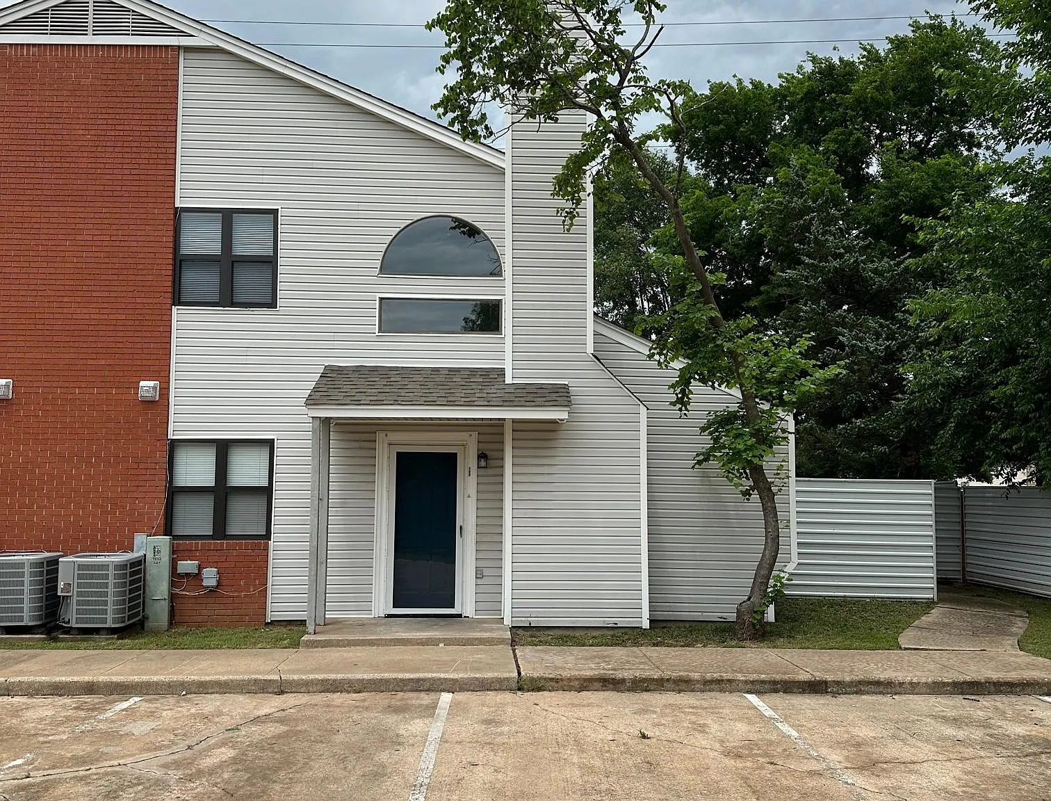 2 bed, 900 sqft, $1,000 — Photo 1