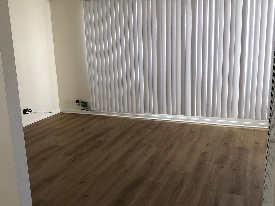 Entry/ Living Room