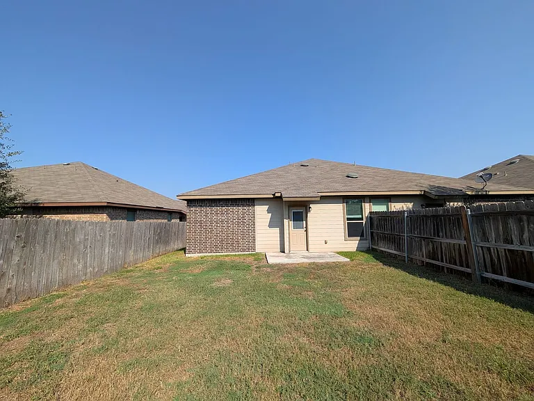 697 Creekside Cir — Photo 23