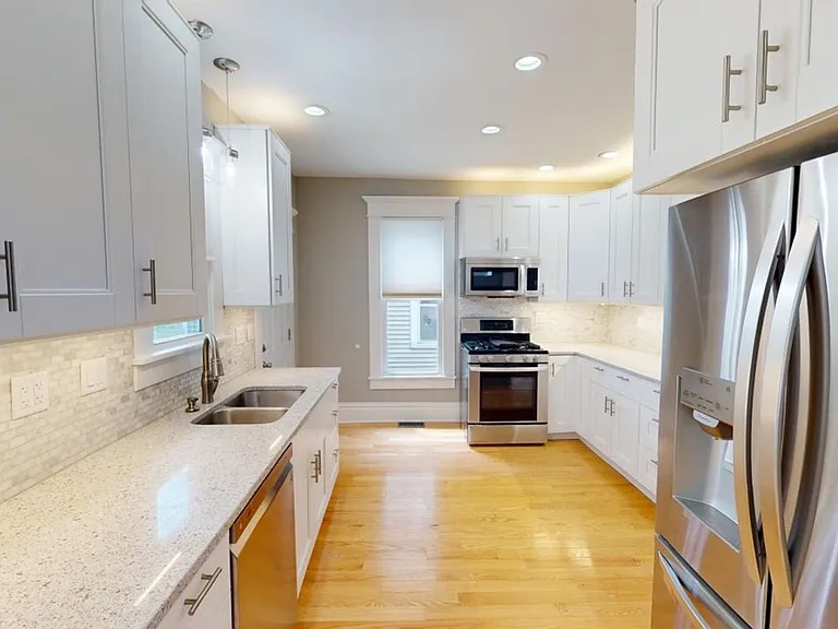 1348 Summit St — Photo 2