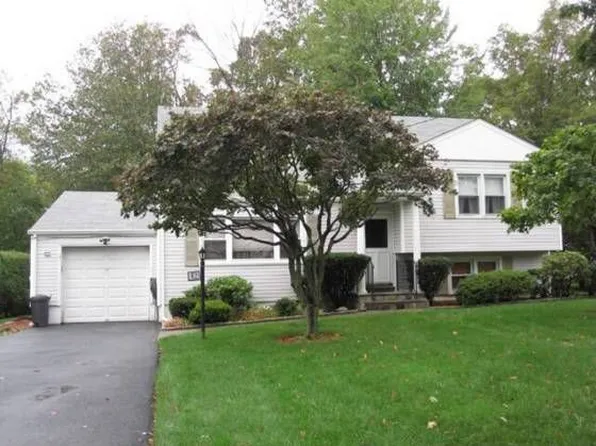 42 Galloway Ln, Valhalla, NY 10595