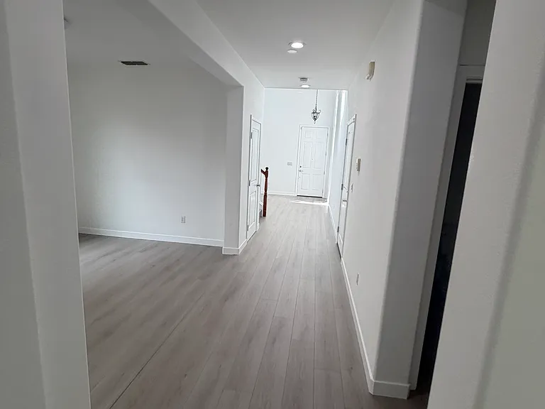 109 Cropton Ct — Photo 12