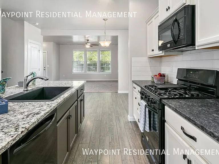 1142 W Parkstone St — Photo 14