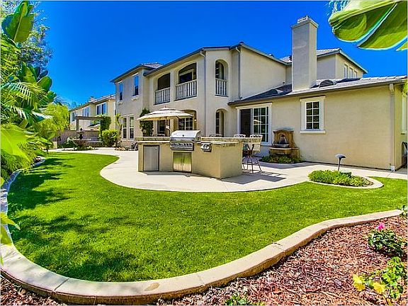 Spacious back yard with BBQ