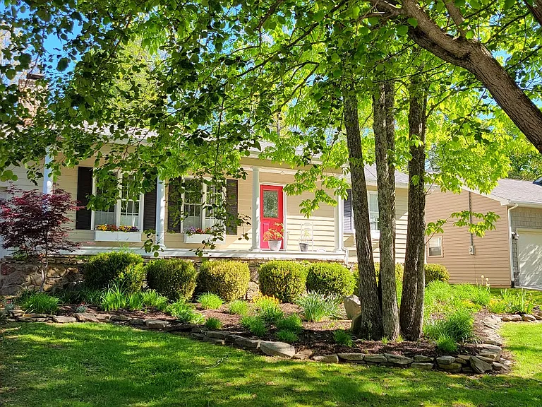 110 Hilton Ln — Photo 1
