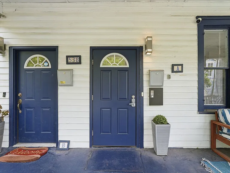 538 E Waldburg St — Photo 6