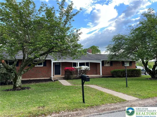 17 Hillside Dr, Coopersburg, PA 18036