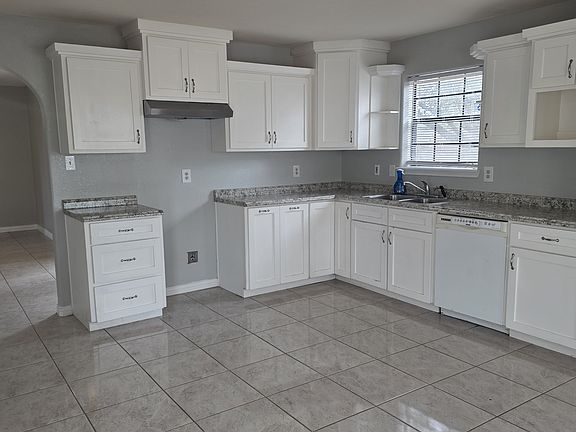 4th image of 2701 Tiffany Dr