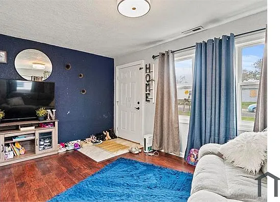 3 bed, 755 sqft, $1,250 — Photo 2