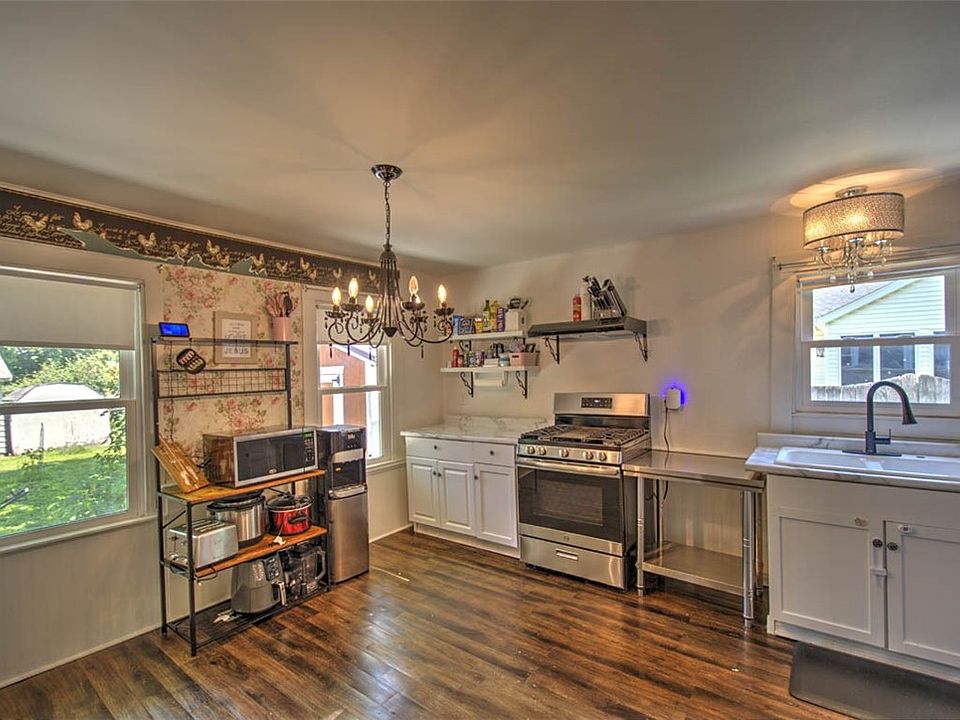 10th image of 114 S Oak St