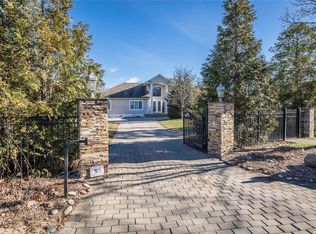 99 S Saxon Ave, Bay Shore, NY 11706