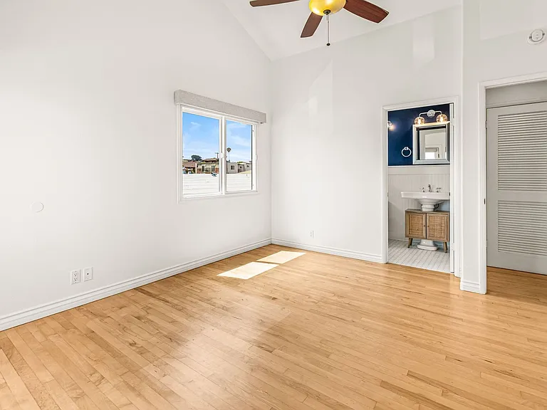 4866 Santa Cruz Ave — Photo 18