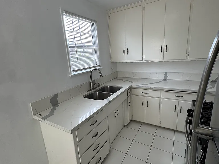624 E Elk Ave #C — Photo 11