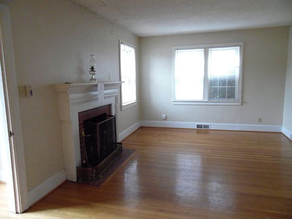 3rd image of 350 Main St E
