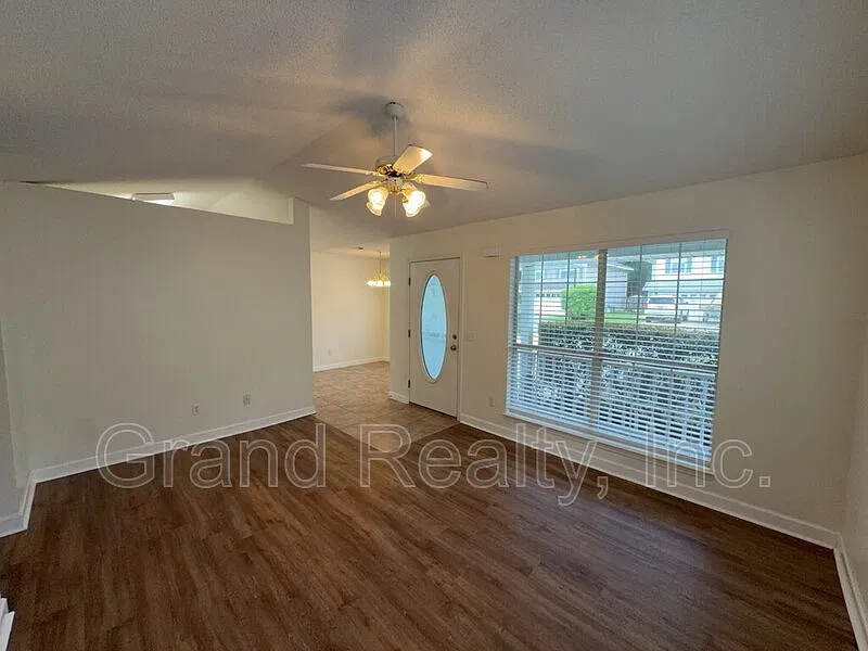 3 bed, 2.0 bath, 1014 sqft, $1,550 — Photo 2