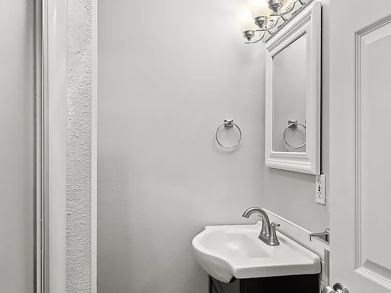 Farrah Apartments: 1 & 2 Bedroom Renovated Units — Photo 10