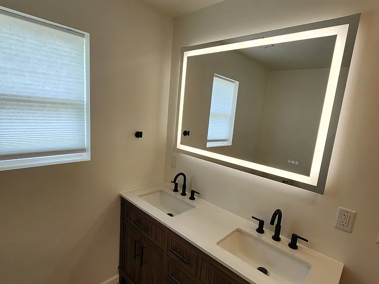 202 E Randolph St — Photo 8