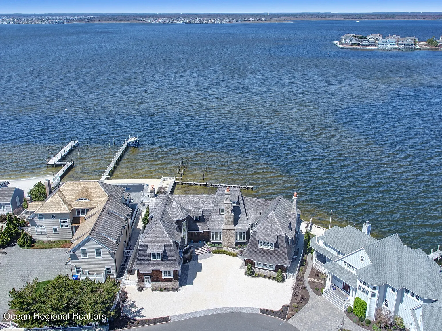 5 bed, 5.0 bath, 4609 sqft, $36,000 — Photo 2