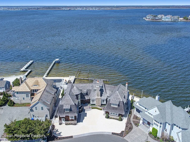 459 Normandy Dr — Photo 2