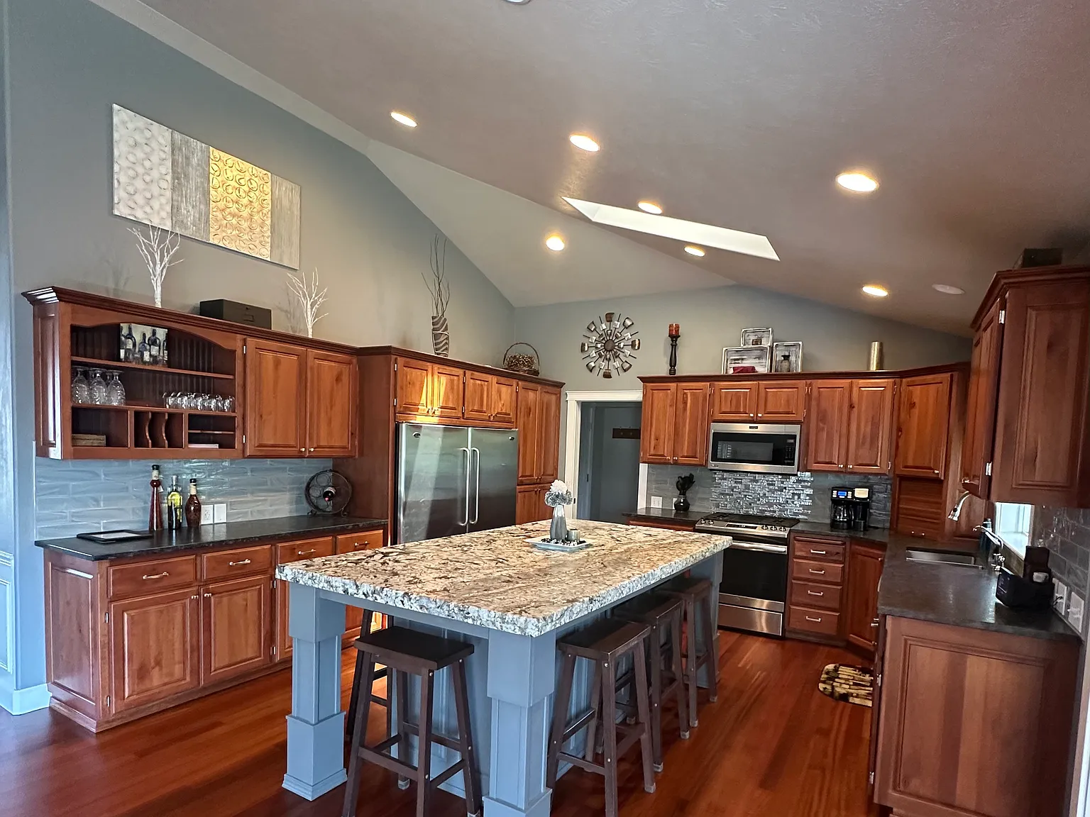 5 bed, 4102 sqft, $7,000 — Photo 2