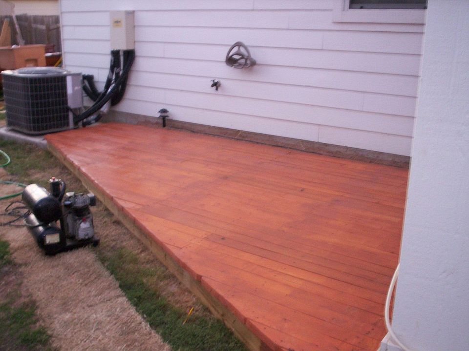 small deck on right side of back patio
