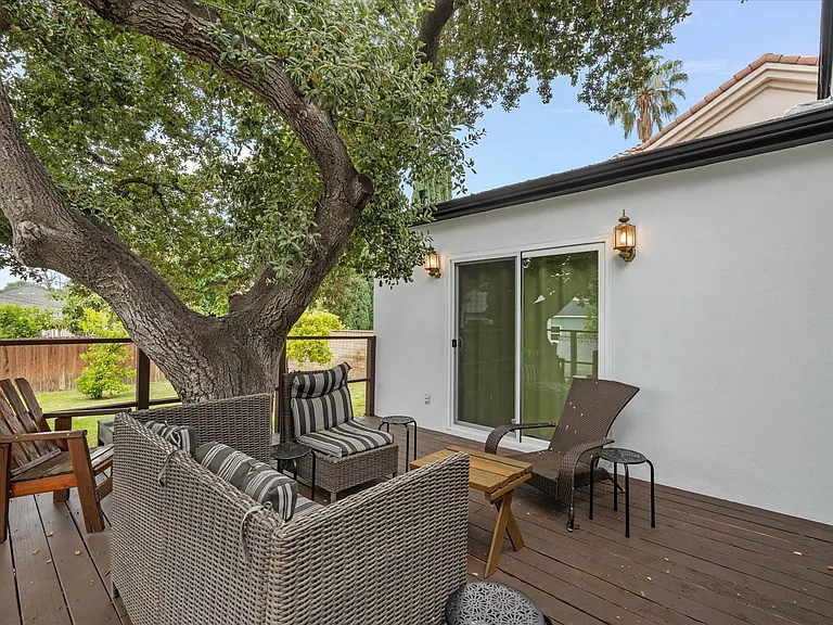 320 Laurel Ave — Photo 2