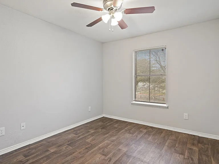 502 W Longspur Blvd — Photo 32