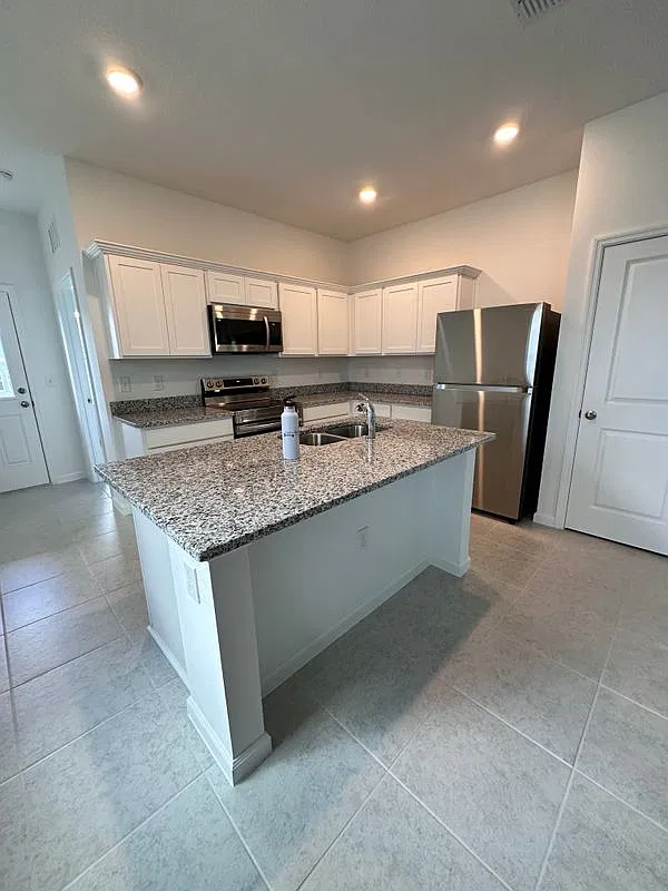 3 bed, 2.0 bath, 1401 sqft, $2,000 — Photo 2
