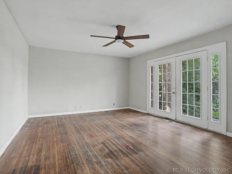 10311 E 5th St — Photo 3