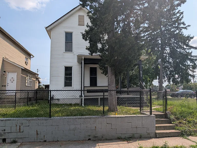 473 E Markison Ave — Photo 1