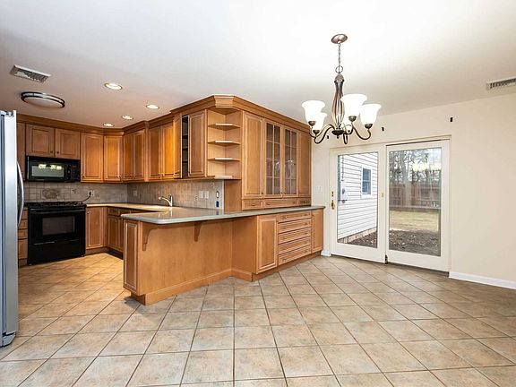 5th image of 272 Jamaica Blvd