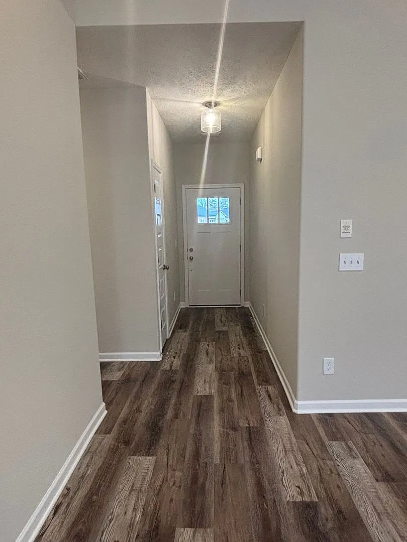 Beautiful 3 Bed 2 Bath Like New Home In Manchester — Photo 2