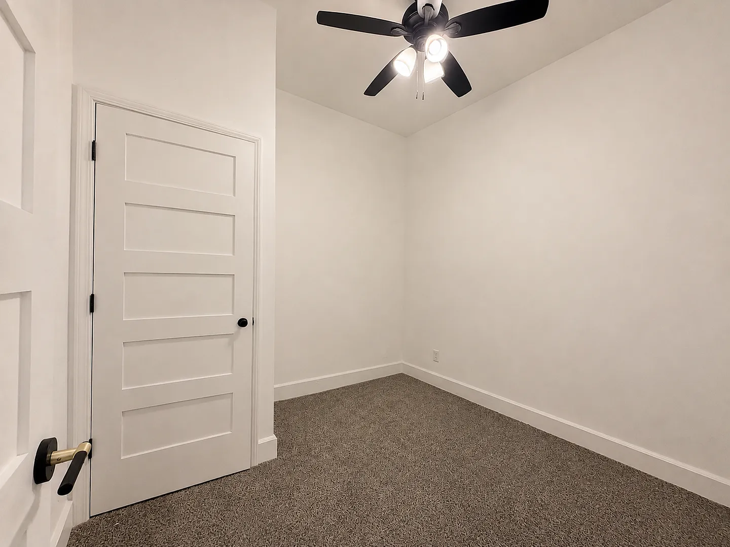916 Clinton St — Photo 2
