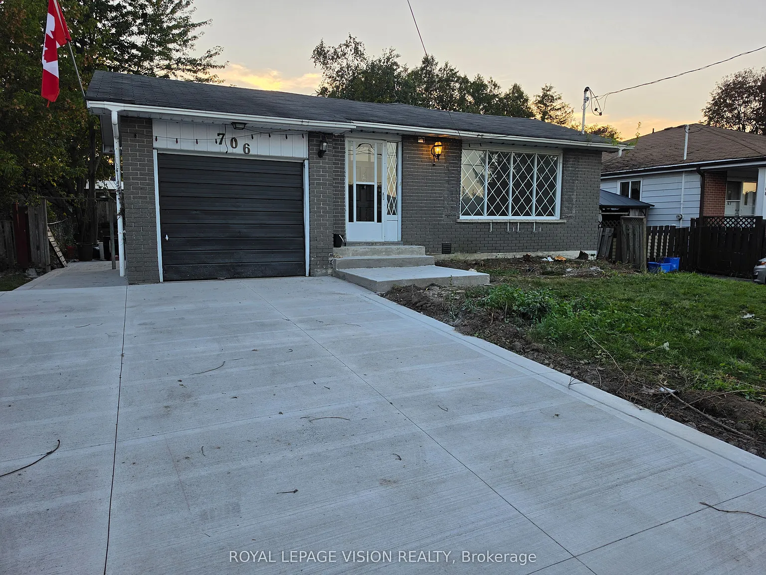 706 Leaside St — Photo 2