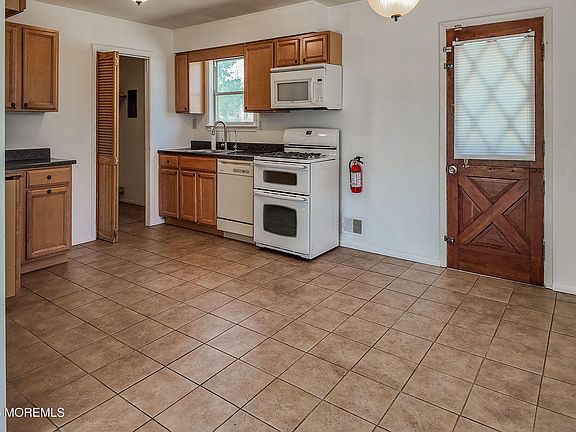 5th image of 202 Keller St