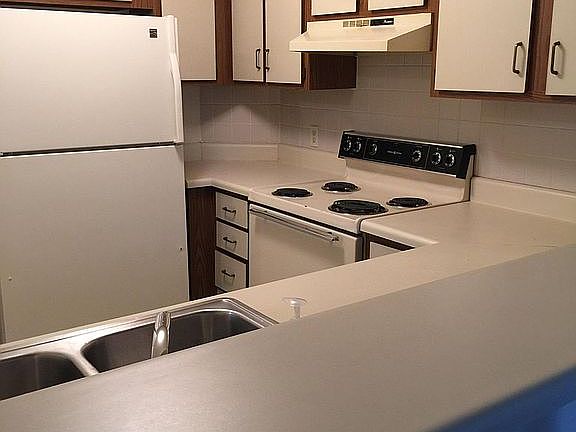 Kitchen with bar