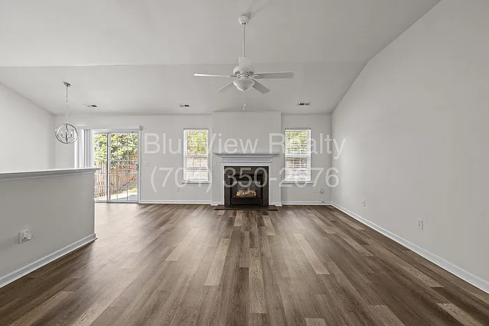 3 bed, 2.0 bath, 1354 sqft, $2,340 — Photo 4