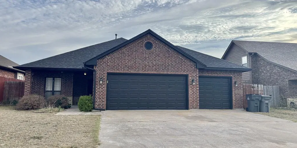 5704 NW Valor Ave — Photo 1