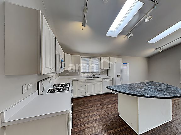 3rd image of 121 Valleywood Dr