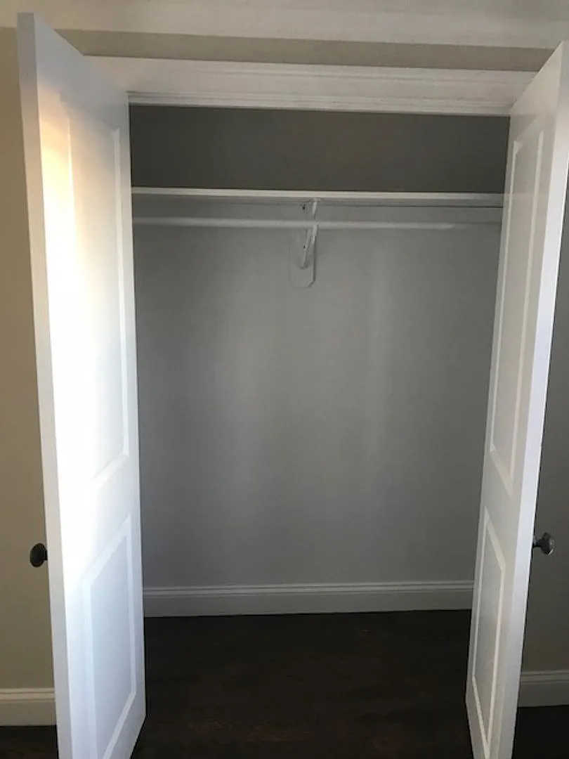 Charming 3 Bedroom-No Broker Fee — Photo 2