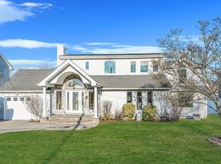 827 W Bay Dr, West Islip, NY