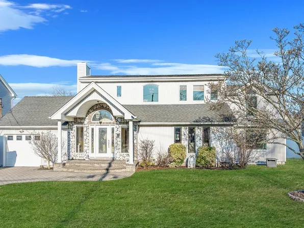 827 W Bay Drive, West Islip, NY 11795