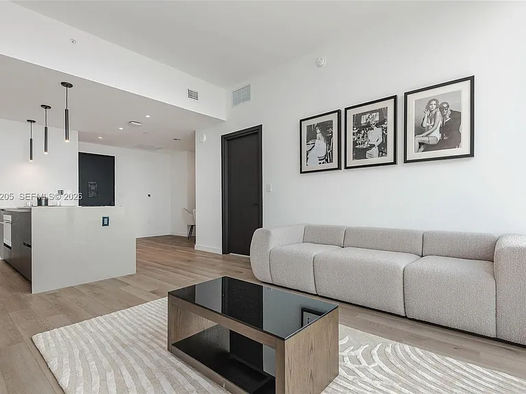 20 NE 11th St #4901 — Photo 3