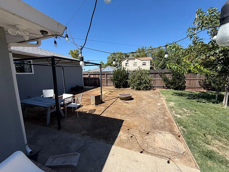 2481 Wilmington Ave — Photo 12