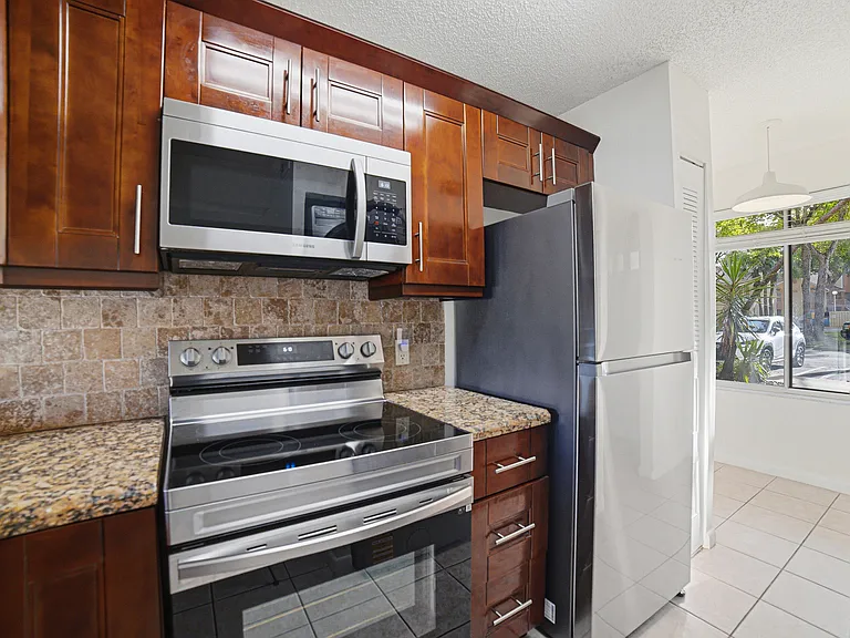 1041 Coral Club Dr #1041 — Photo 12