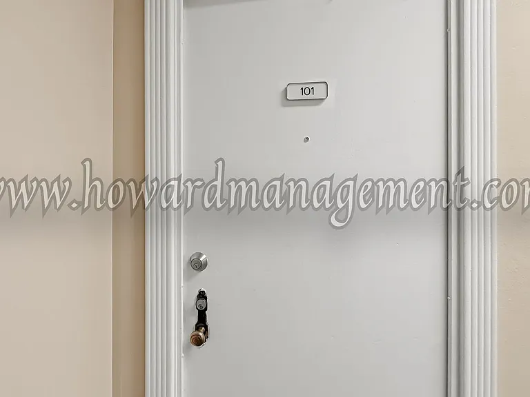 Wilshire Mediterranean Apartments — Photo 13